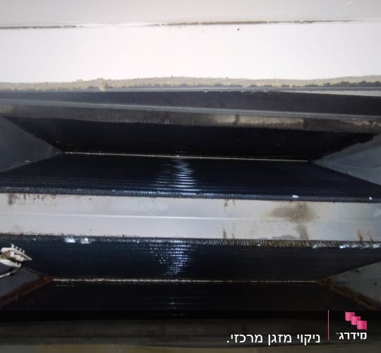 תמונה של חלק פנימי של מזגן עם צינורות מתכת